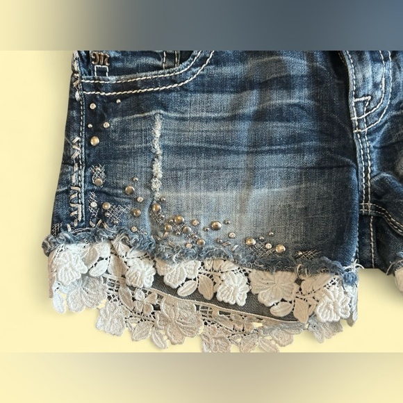 Miss Me Signature Lace Trim Distressed Denim Shorts Size 27 - Picture 2 of 4